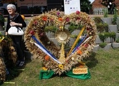 Zdjęcie z galerii: DOŻYNKI GMINNE W SĘKOWICACH - FOTORELACJA (14.08.2016r.)