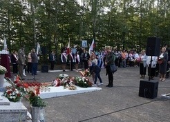 Zdjęcie z galerii: OBCHODY PRZY POMNIKU PAMIĘCI NARODOWEJ MAKSYMILIANA MARII KOLBEGO (24.09.2016r.)