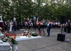 Zdjęcie z galerii: OBCHODY PRZY POMNIKU PAMIĘCI NARODOWEJ MAKSYMILIANA MARII KOLBEGO (24.09.2016r.)