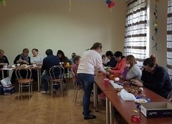 Zdjęcie z galerii: Warsztaty tworzenia ozdób świątecznych w świetlicy wiejskiej w Węglinach (30.03.2017)