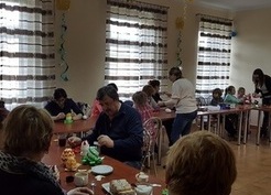 Zdjęcie z galerii: Warsztaty tworzenia ozdób świątecznych w świetlicy wiejskiej w Węglinach (30.03.2017)