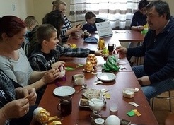 Zdjęcie z galerii: Warsztaty tworzenia ozdób świątecznych w świetlicy wiejskiej w Węglinach (30.03.2017)