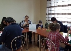 Zdjęcie z galerii: Warsztaty tworzenia ozdób świątecznych w świetlicy wiejskiej w Węglinach (30.03.2017)