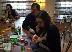 Zdjęcie z galerii: Warsztaty tworzenia ozdób świątecznych w świetlicy wiejskiej w Węglinach (30.03.2017)