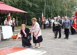 Zdjęcie z galerii: Uroczystość przy pomniku w Gębicach (09.09.2017)