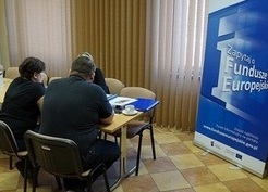 Zdjęcie z galerii: Mobilny Punkt Informacyjny Funduszy Europejskich w Urzędzie Gminy Gubin 20.03.2015r.
