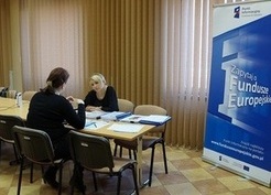 Zdjęcie z galerii: Mobilny Punkt Informacyjny Funduszy Europejskich w Urzędzie Gminy Gubin 20.03.2015r.