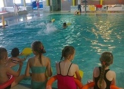 Zdjęcie z galerii: Realizacja programu 'UMIEM PŁYWAĆ 2015'