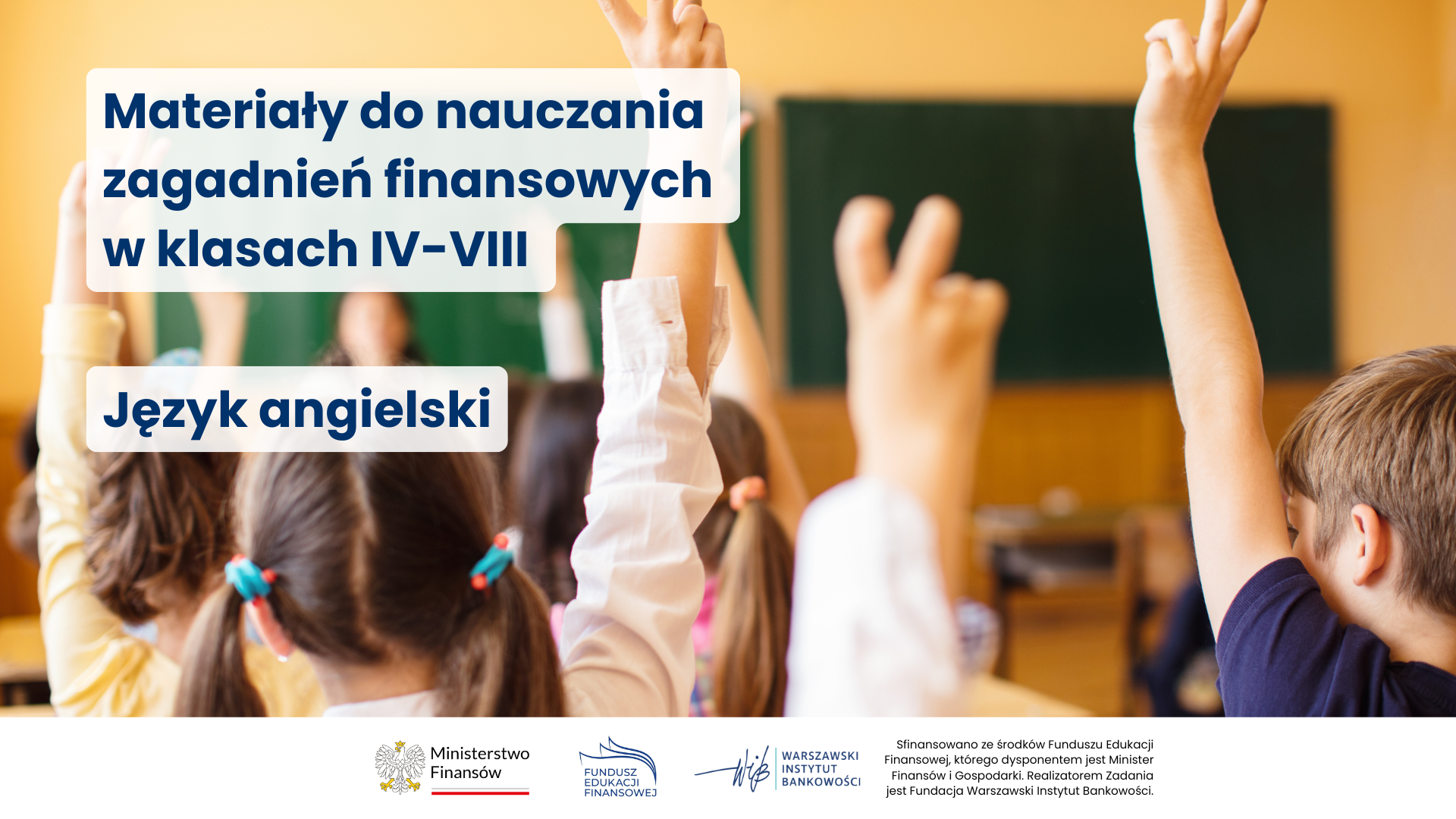 napis matariały do nauczania zagadnień finanowych w klasach IV-VIII język angielski na tle dzieci w klasie zgłaszające się do odpowiedzi