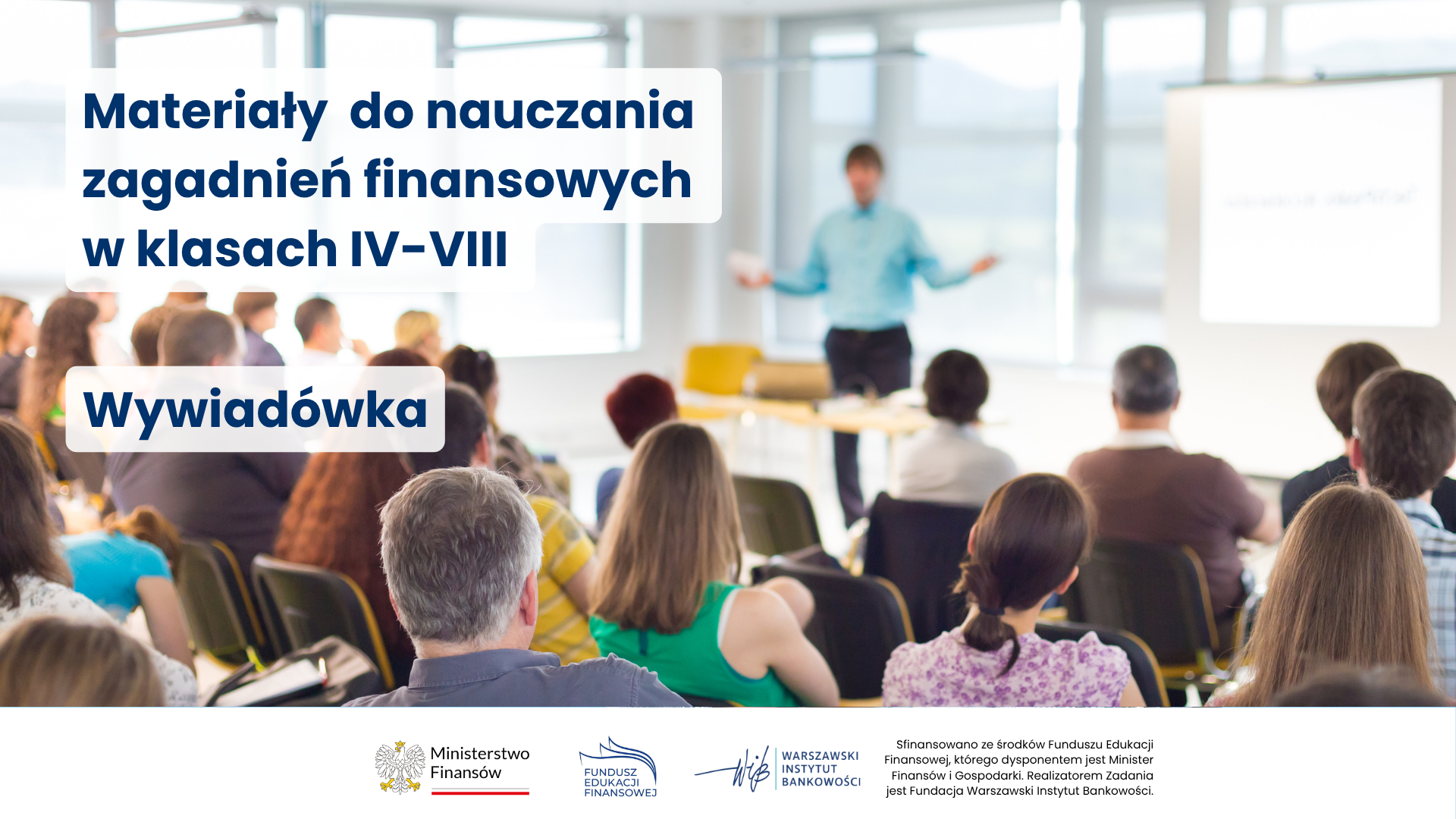 napis materiały do nauczania zagadnień finansowych w klasach IV-VIII wywiadówka na tle sali wykładowej, słuchacze, wykładowca
