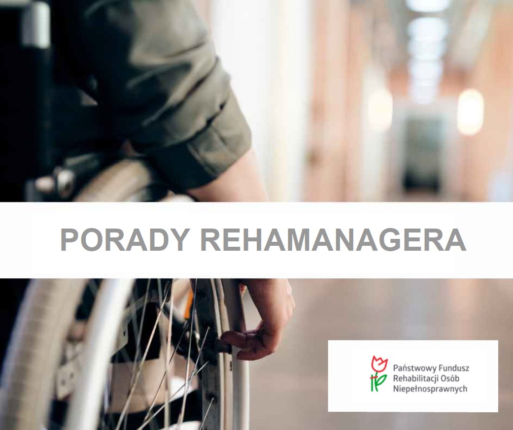 Zbliżenie na rękę osoby siedzącej na wózku inwalidzkim, trzymającej obręcz koła. Tło jest rozmyte — wygląda jak korytarz z jasnym oświetleniem. Na środku znajduje się biały pasek z napisem „PORADY REHAMANAGERA”, a w prawym dolnym rogu widnieje logo Państwowego Funduszu Rehabilitacji Osób Niepełnosprawnych z czerwonym tulipanem i zielonym napisem.